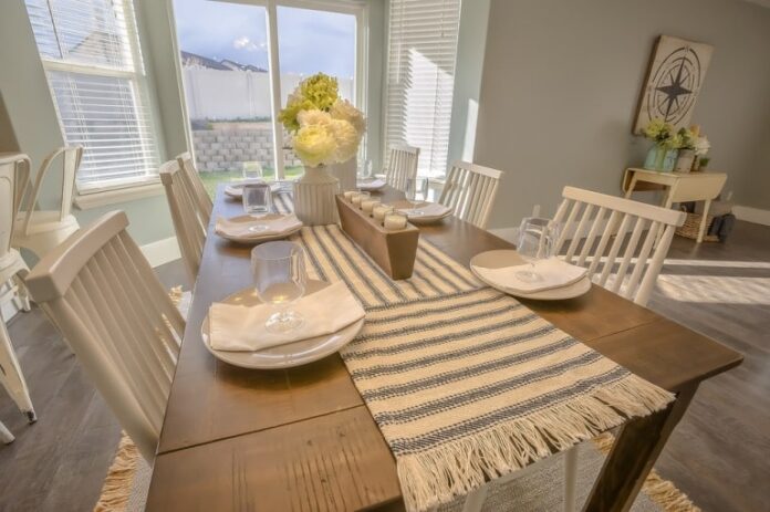 choose your right fabric and design for your custom table runner